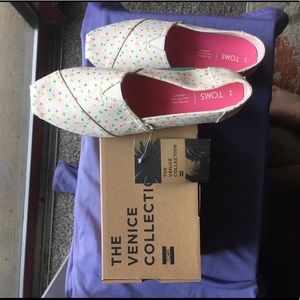 Fun Confetti Design Toms